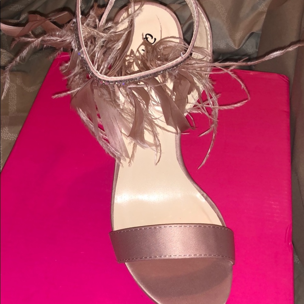 Qupid mauve pink feather Heels